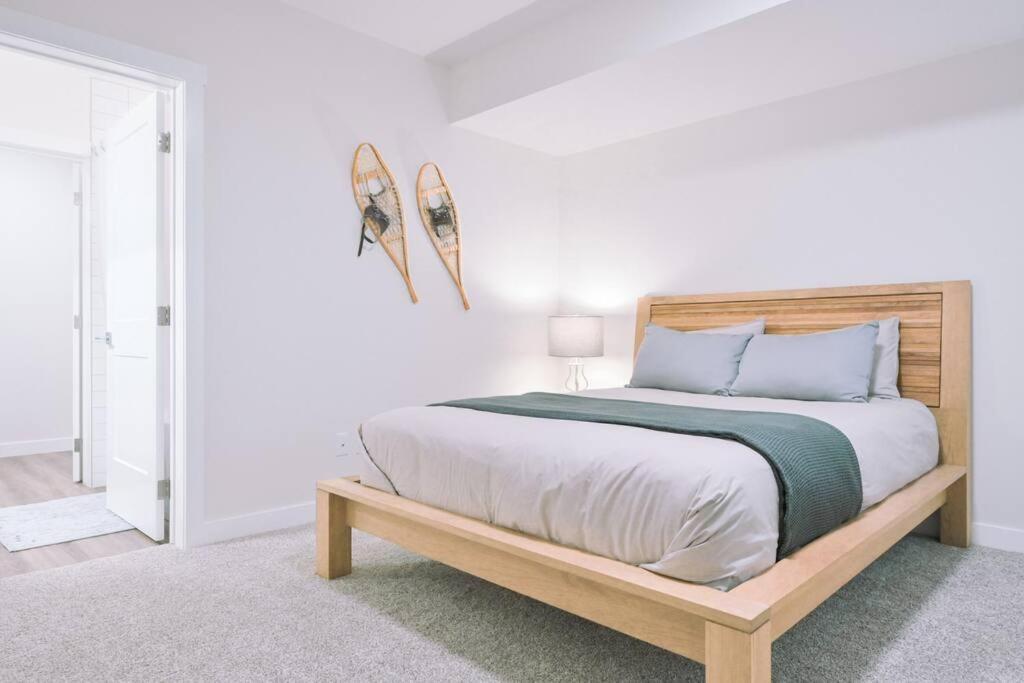 Oasis Getaway, Mins To Lake, King Bed, Dbl Garage Invermere Εξωτερικό φωτογραφία