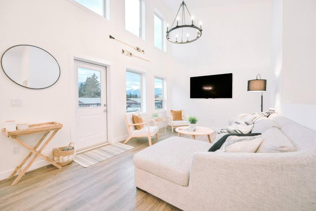 Oasis Getaway, Mins To Lake, King Bed, Dbl Garage Invermere Εξωτερικό φωτογραφία