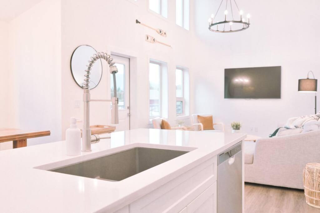 Oasis Getaway, Mins To Lake, King Bed, Dbl Garage Invermere Εξωτερικό φωτογραφία