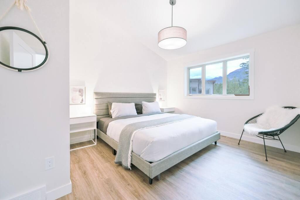 Oasis Getaway, Mins To Lake, King Bed, Dbl Garage Invermere Εξωτερικό φωτογραφία