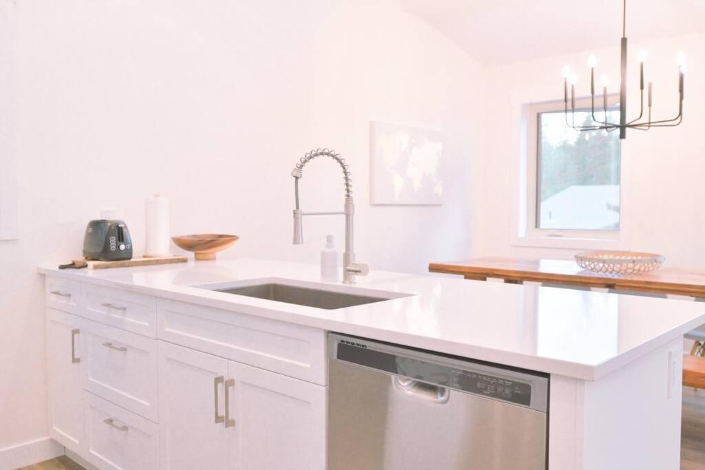Oasis Getaway, Mins To Lake, King Bed, Dbl Garage Invermere Εξωτερικό φωτογραφία