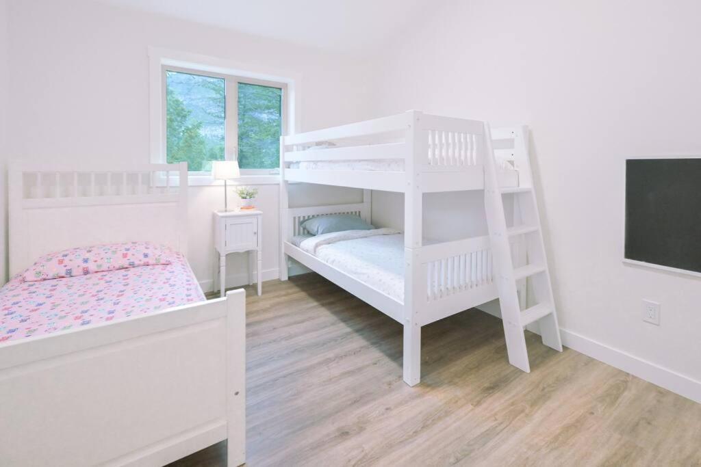 Oasis Getaway, Mins To Lake, King Bed, Dbl Garage Invermere Εξωτερικό φωτογραφία