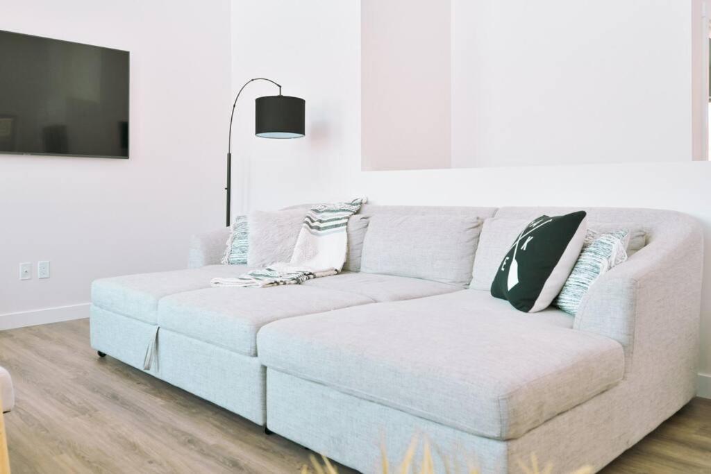Oasis Getaway, Mins To Lake, King Bed, Dbl Garage Invermere Εξωτερικό φωτογραφία