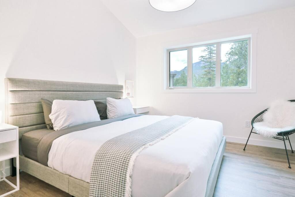Oasis Getaway, Mins To Lake, King Bed, Dbl Garage Invermere Εξωτερικό φωτογραφία