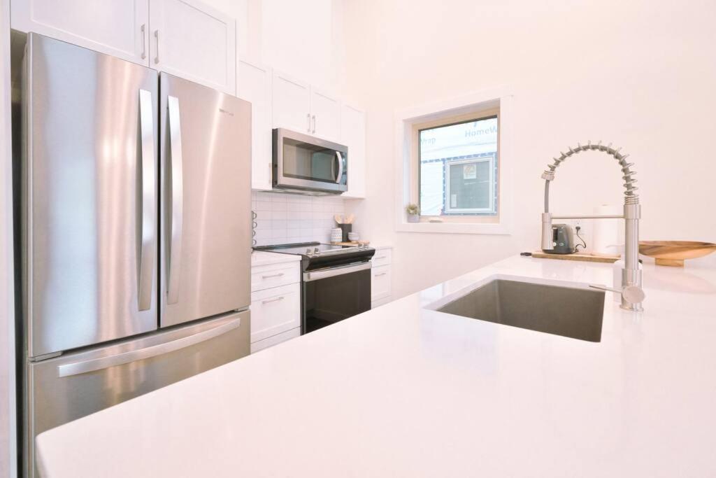 Oasis Getaway, Mins To Lake, King Bed, Dbl Garage Invermere Εξωτερικό φωτογραφία