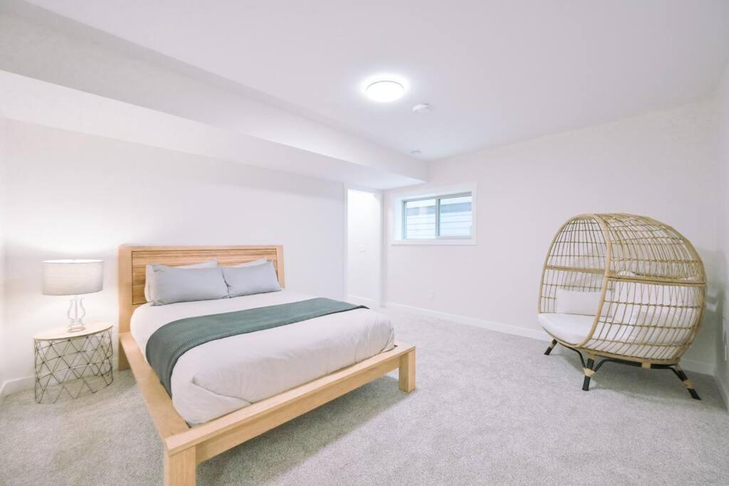 Oasis Getaway, Mins To Lake, King Bed, Dbl Garage Invermere Εξωτερικό φωτογραφία